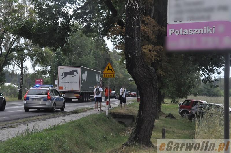DK 17: Motocyklistka doprowadziła do zderzenia z 2 autami