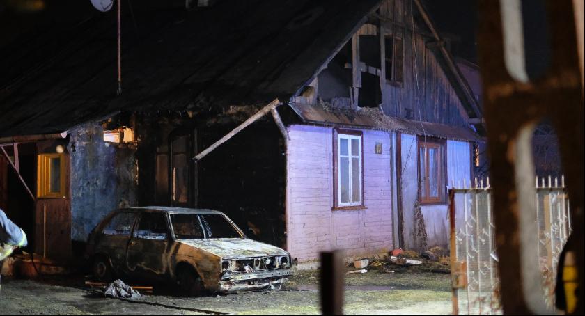 Pożar samochodu i budynku mieszkalnego w Pilawie