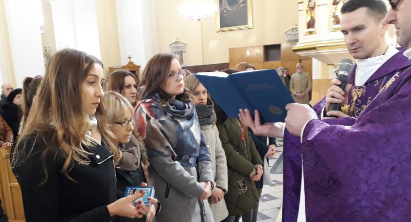 Śmiertelna choroba siostry zbliżyła ją do Boga – założyła wyjątkowe Koło Różańcowe
