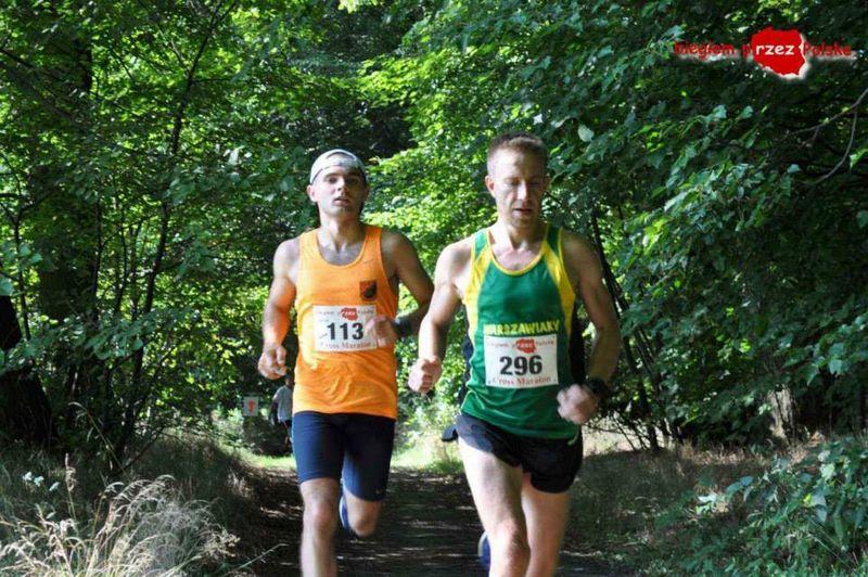 Łukasz Świesiulski na podium półmaratonu