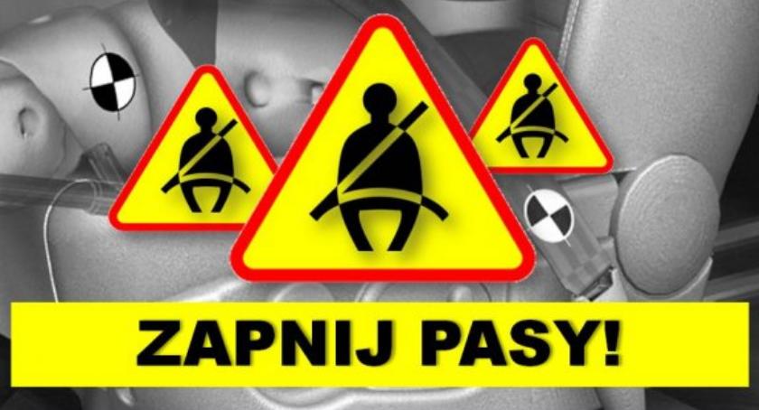 Policjanci sprawdzają zapięte pasy i foteliki