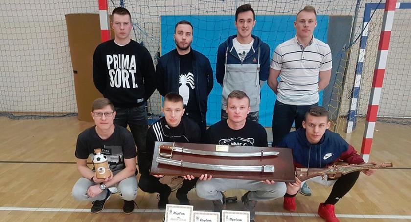 Wisła Podwierzbie z szablą 27. Dywizji Wołyńskiej