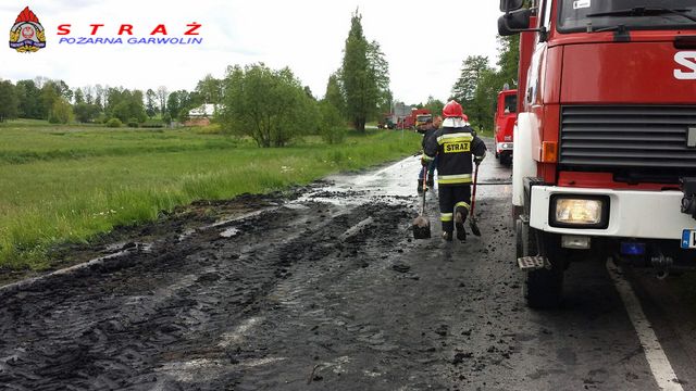 Ostrożeń: rozlana substancja na drodze nr 807 