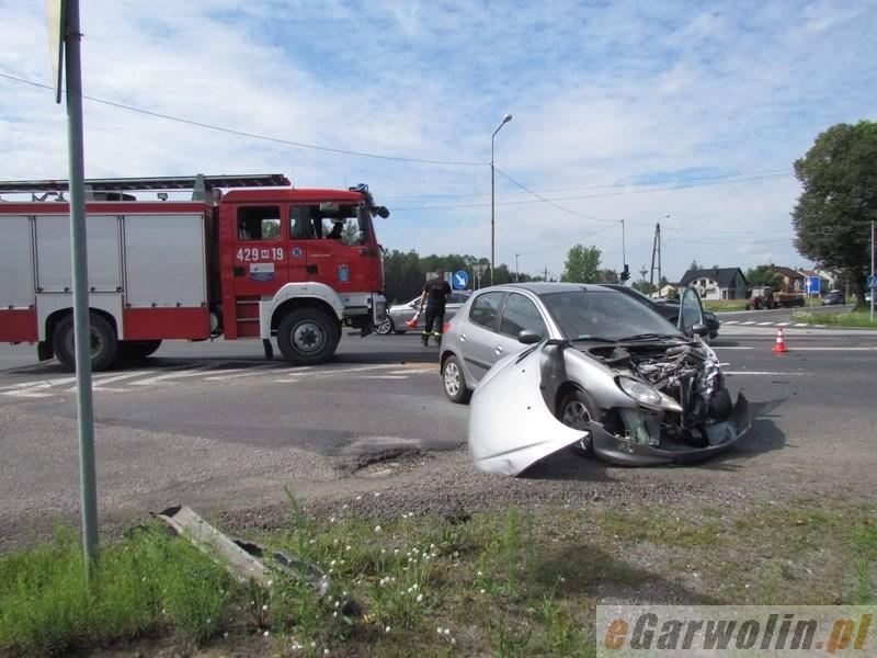 Wypadek na skrzyżowaniu w Lipówkach: ranny kierowca peugeota