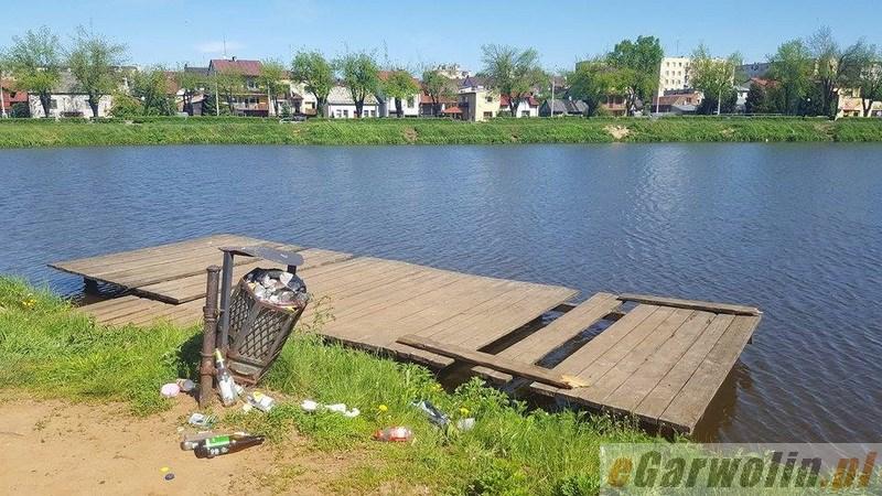 Zniszczone molo do naprawy. Trwa uzupełnianie desek w pomostach dla wędkarzy