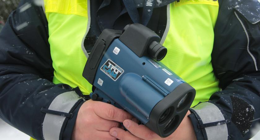 Jechali ponad 100km/h w terenie zabudowanym – policja zatrzymała im prawa jazdy