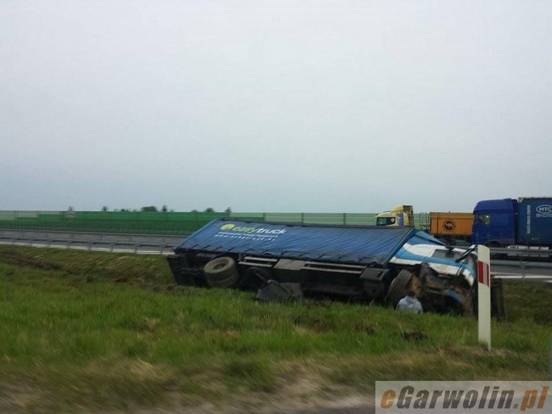 Ciężarówka zjechała na obwodnicy do rowu. Będą utrudnienia!