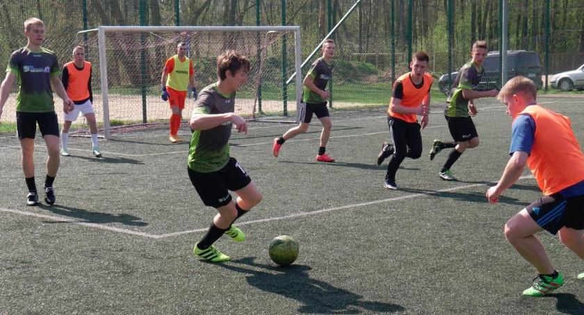 Absolwent Budel pierwszym liderem