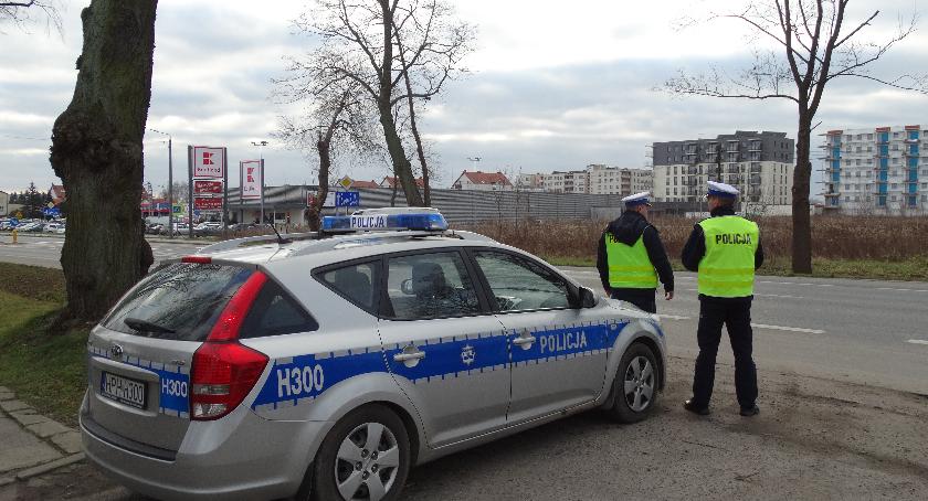 Przekraczają prędkość w terenie zabudowanym i w okolicy pasów