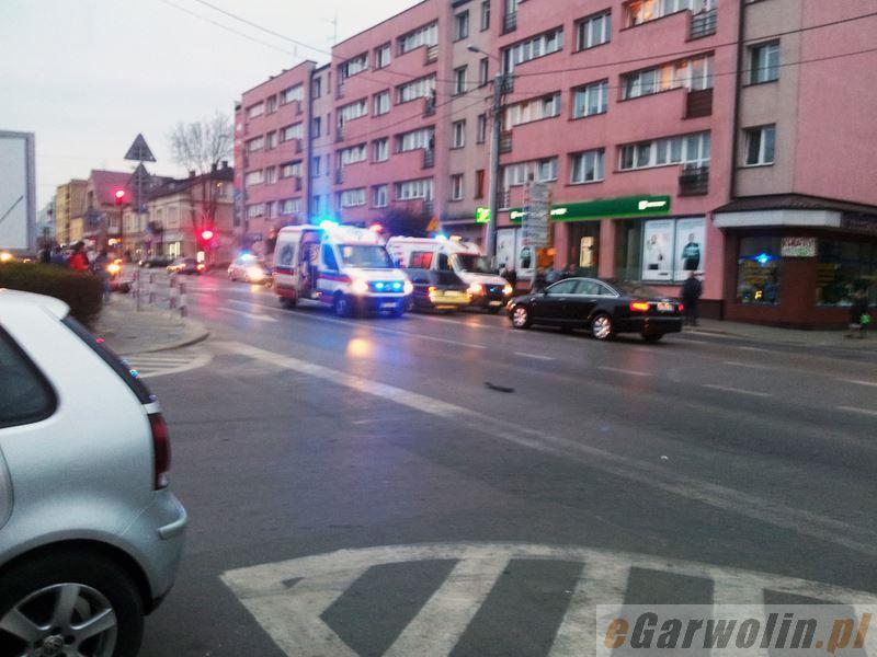 Zderzenie skutera z osobówką w centrum Garwolina