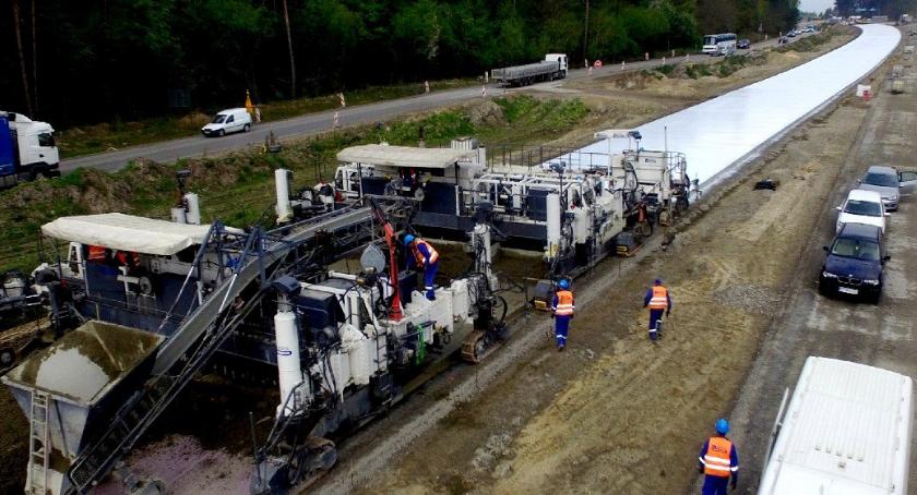 Budowa S17 - układanie nawierzchni betonowej