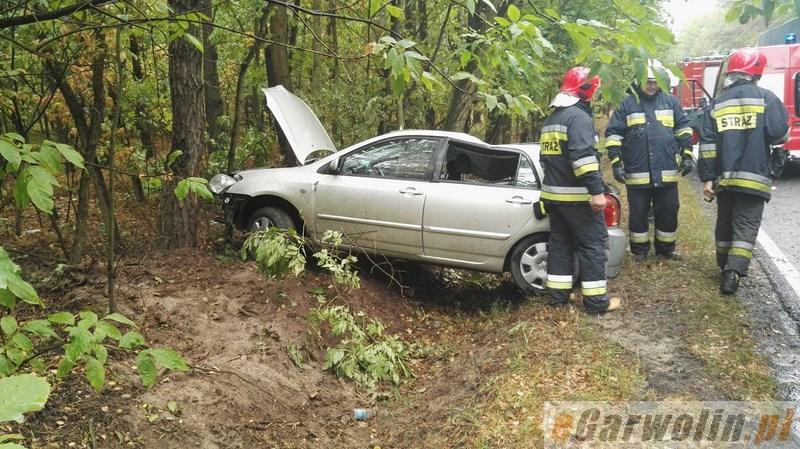 Borowie: Dachowanie na DK nr 76. Toyota wylądowała w rowie