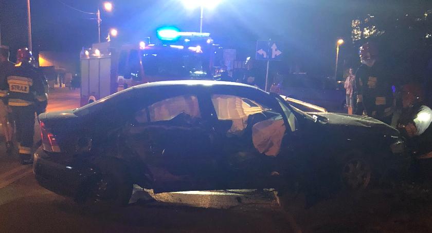 Osobowym volvo w słup oświetleniowy	