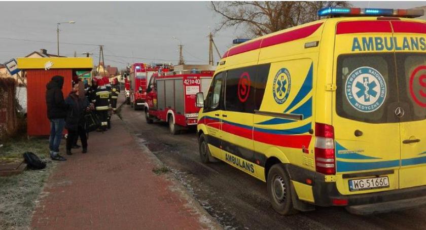 Wypadek – Wyprzedzał i uderzył w przystanek – w szpitalu dorośli i dziecko