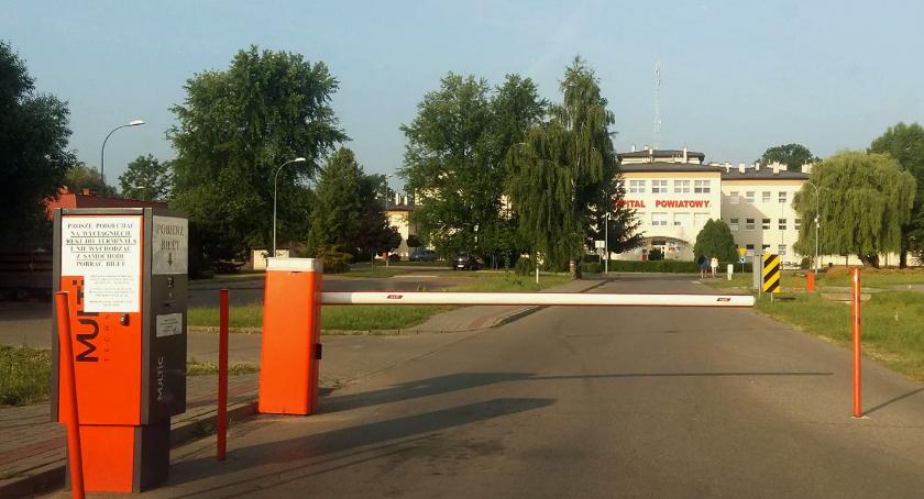 Kto uszkodził szlaban na płatnym parkingu przy szpitalu?