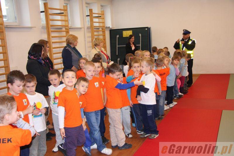 „Leśne skrzaty” z Michałówki odwiedziły policjantów 