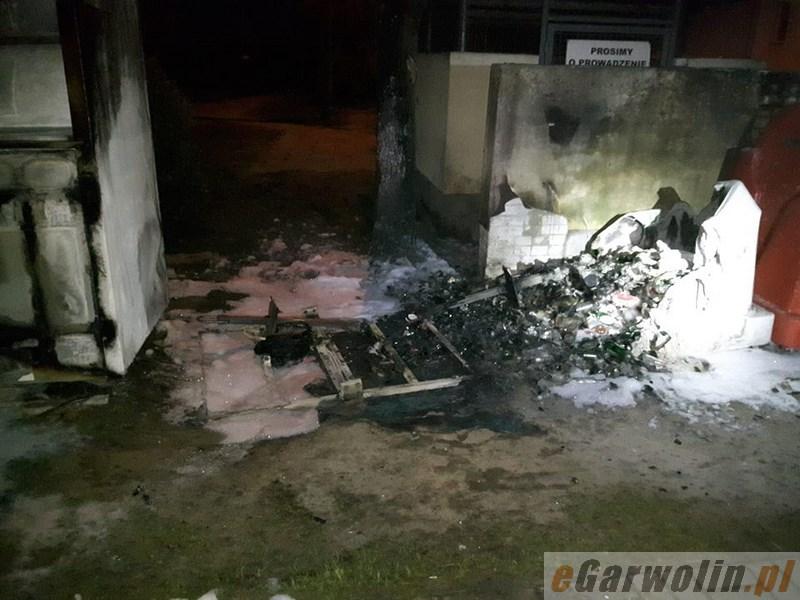 Płonęły kontenery na surowce wtórne i używaną odzież