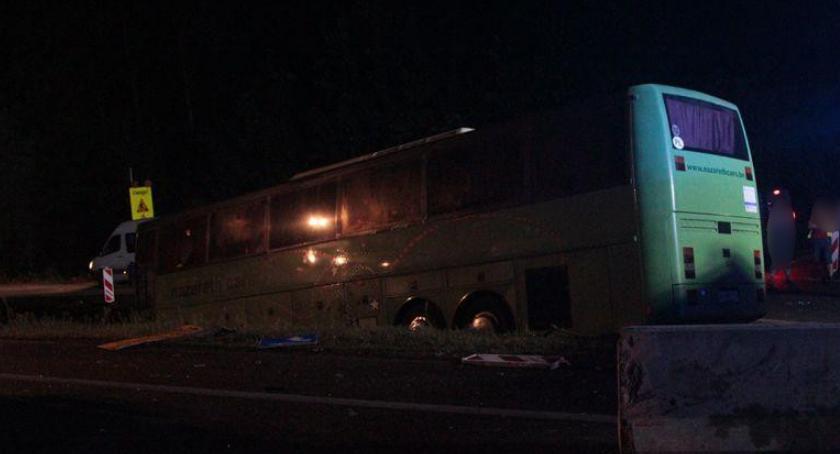 DK17 - Zderzenie autokaru z osobówką – strażacy pomogli 20 pasażerom