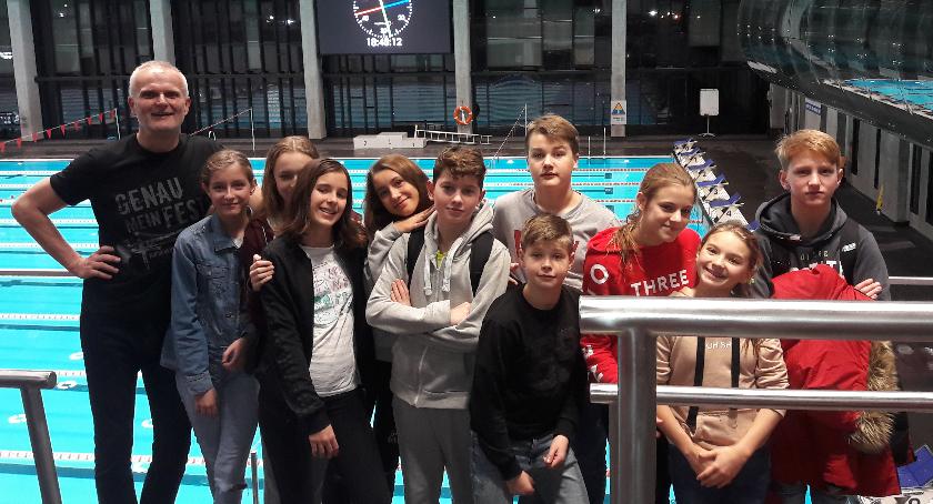 Pływacy UKS Delfin na zawodach 