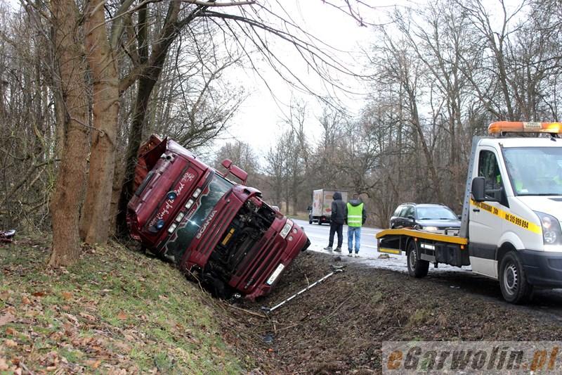 Kierowca scanii zasnął za kierownicą i zjechał do rowu