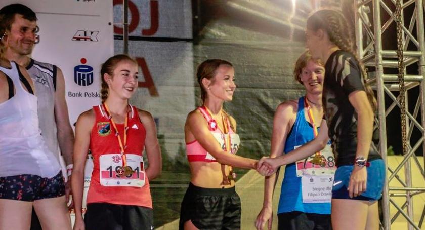 Emilia Mazek na podium XXVIII Biegu Powstania Warszawskiego