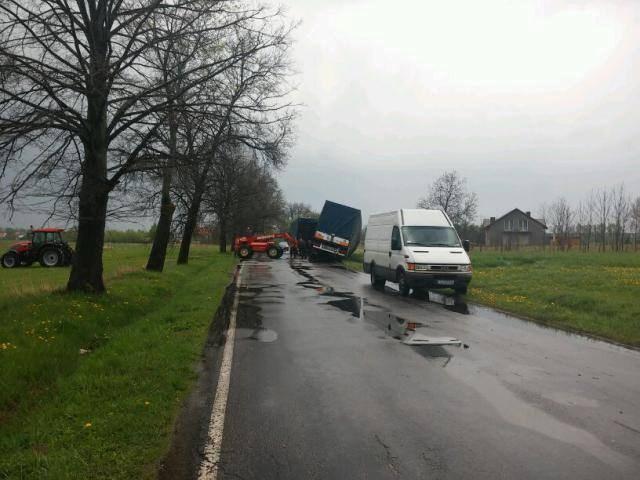 Z ciężarówki wypięła się naczepa. Są utrudnienia!