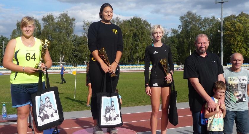 Dziewczęta na podium w Warszawie