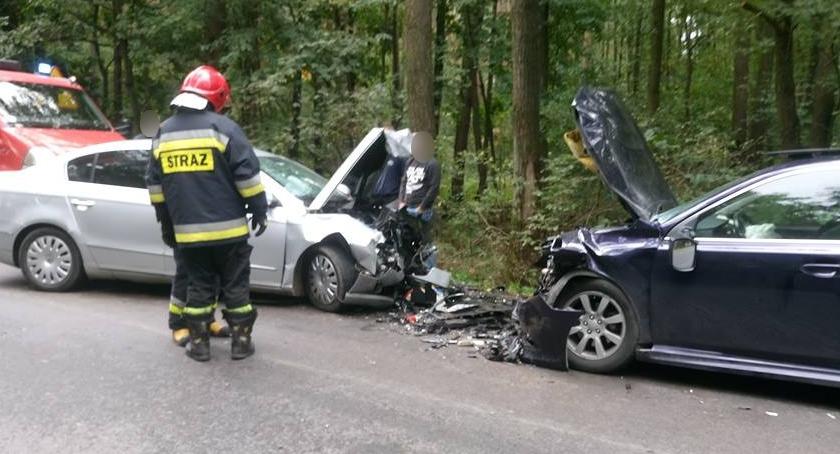 Czołowe zderzenie samochodów – 6 osób w szpitalu