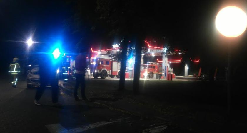 Pożar na stacji paliw Orlen – płonące auto ugasił kasjer