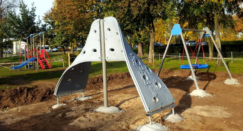 Plac zabaw na Zarzeczu z nowymi zabawkami