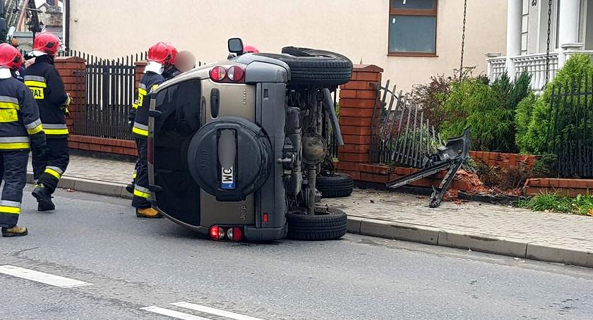 Kolizja w Garwolinie - samochód uderzył w ogrodzenie