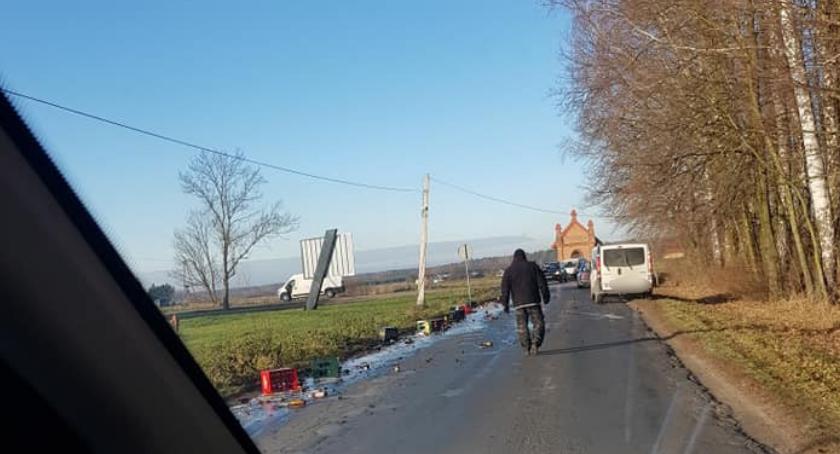 Utrudnienia – Z auta wypadły skrzynki z piwem
