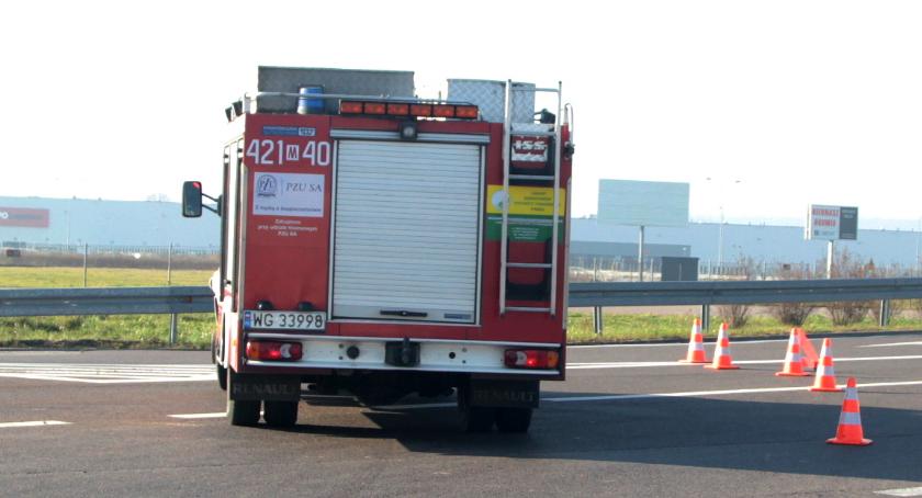Samochód strażacki uszkodzony po udziale w kolizji