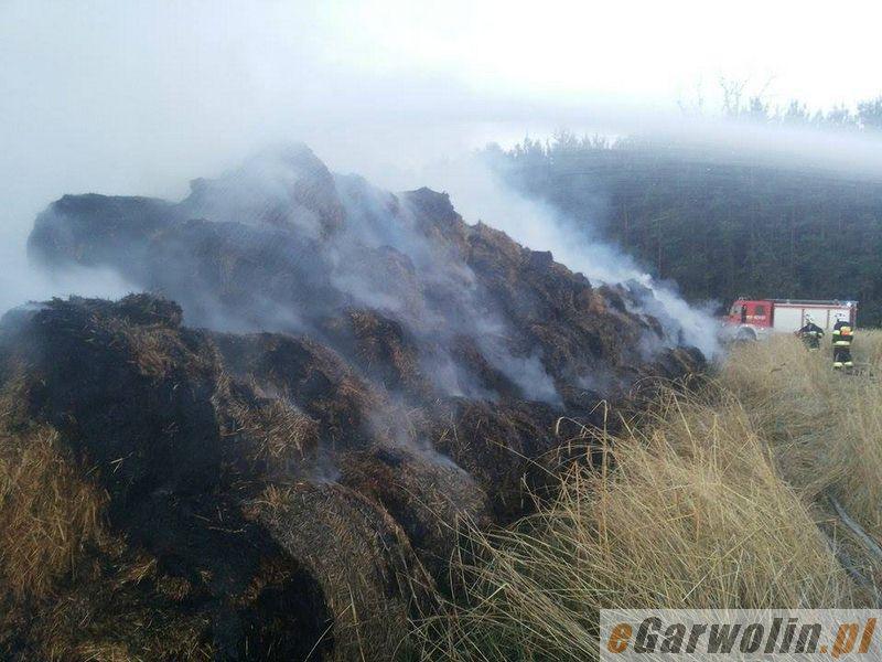 11 zastępów straży gasiło pożar 300 bel słomy