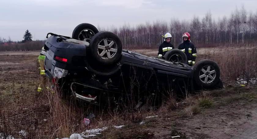 Dachowanie w Miętnem – kobieta straciła panowanie nad pojazdem
