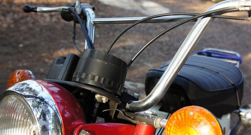 Zderzenie samochodu z motorowerem – w szpitalu 75-latek