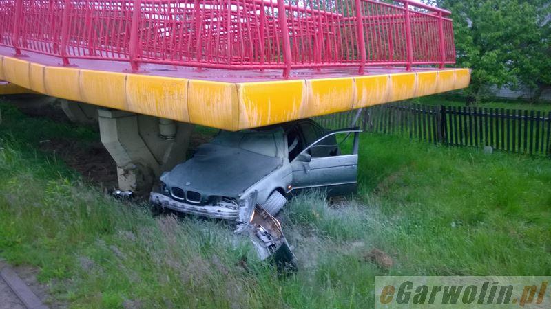 Zjechał z jezdni i uderzył w filar wiaduktu