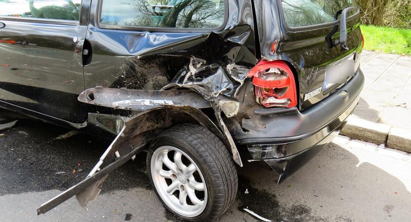 Wypadek – nietrzeźwy kierowca uderzył w golfa – w szpitalu kobieta