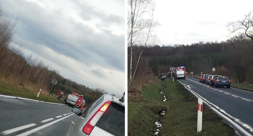 Wypadek na DW 805 – dachowanie w Trąbkach – są utrudnienia 