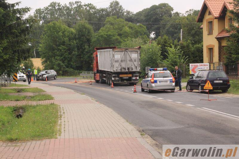 Głosków: osobówką wjechał pod ciężarowego DAF-a