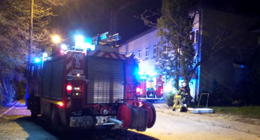 Pożar mieszkania w budynku szkoły – poszkodowana kobieta