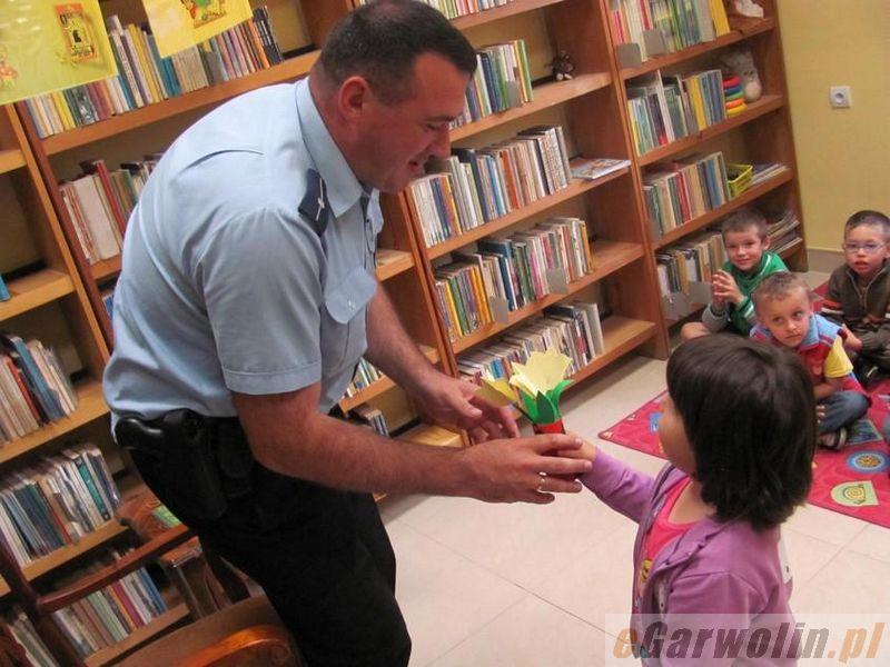 Policjant czytał dzieciom