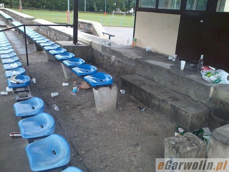 Młodzi śmiecą na stadionie. 