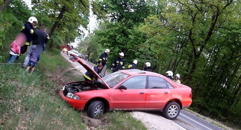 Pędził 150 km/h, bo pokłócił się z żoną – Audi w rowie, w aucie 3 dzieci