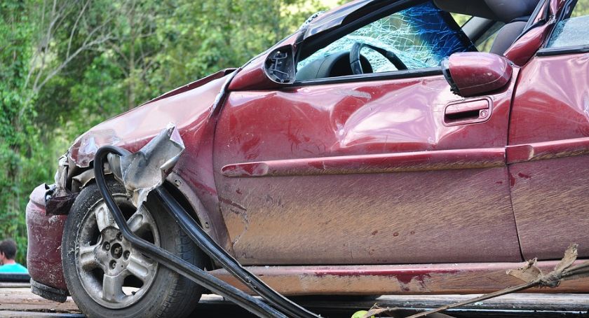 Zasnął za kierownicą, doszło do wypadku – W szpitalu kierowca i dwoje dzieci