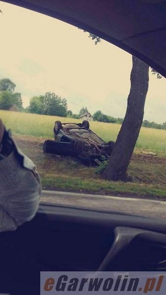 Wypadek w Wilchcie: uderzył w drzewo i dachował 