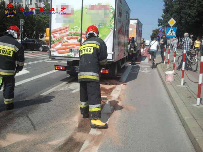 Plama oleju na ulicy Kościuszki w Garwolinie