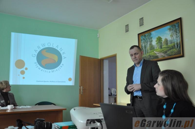 Zgodna trzynastka w Górznie z basenem i drogami w tle