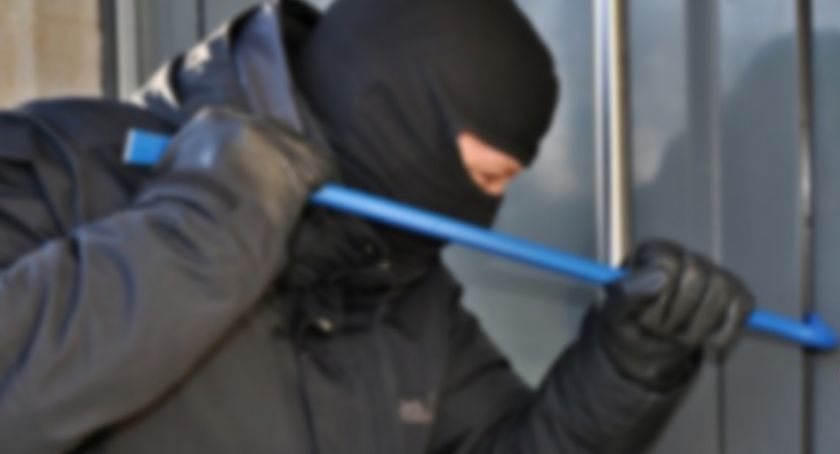Włamywacz wszedł do domu, gdy jeden z domowników spał