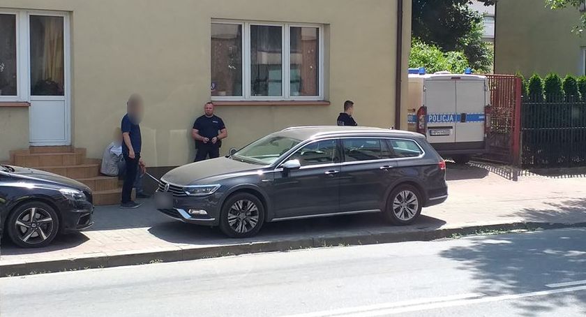 W upał zostawili psa w zamkniętym samochodzie i poszli na zakupy